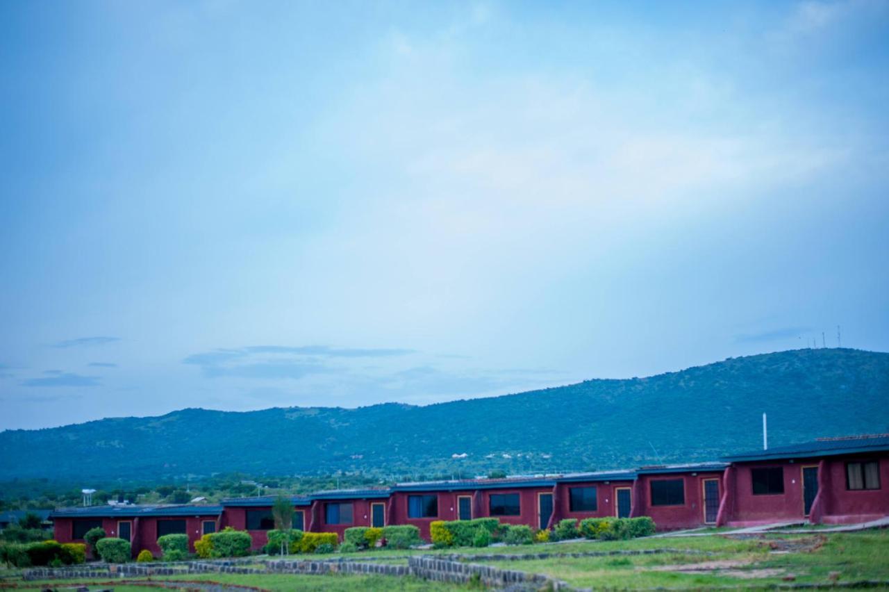 Endeem Mara Resort Ololaimutiek Exterior foto
