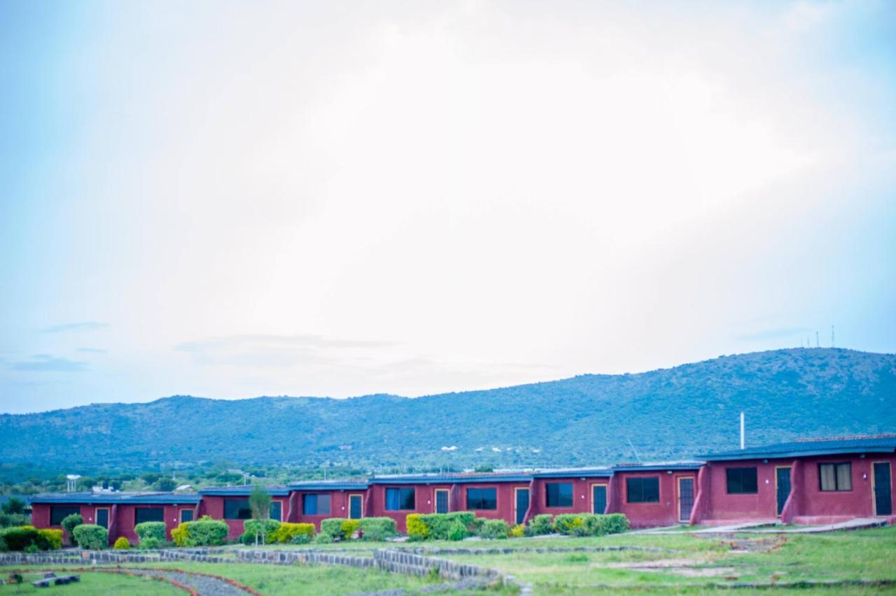 Endeem Mara Resort Ololaimutiek Exterior foto
